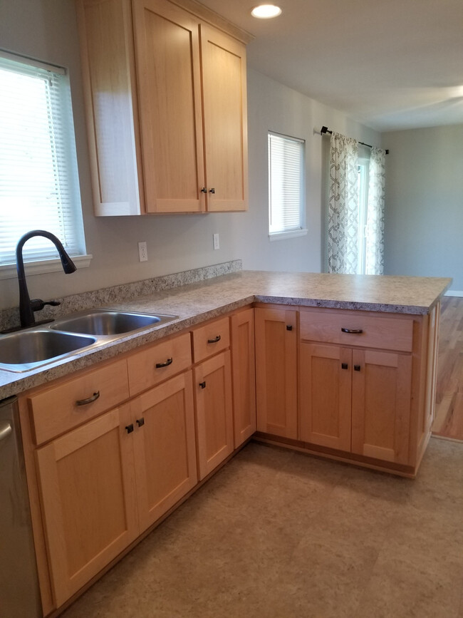 Building Photo - Remodeled 4 Bedroom 2 bath, NW Corvallis