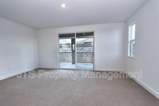 Building Photo - 3349 Hedgerow Ct