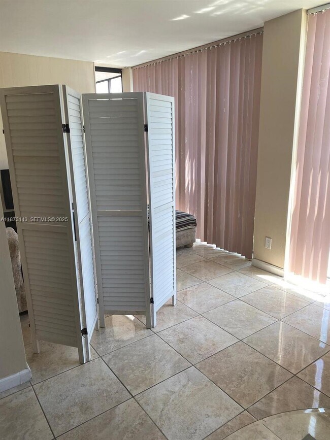 Building Photo - 800 Parkview Dr