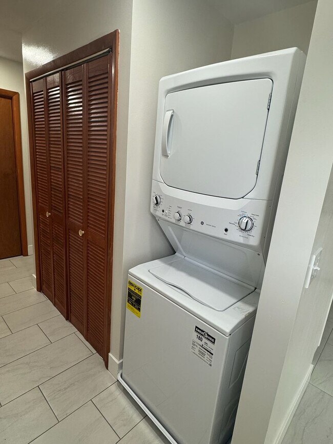 Building Photo - 1748 Jancey St