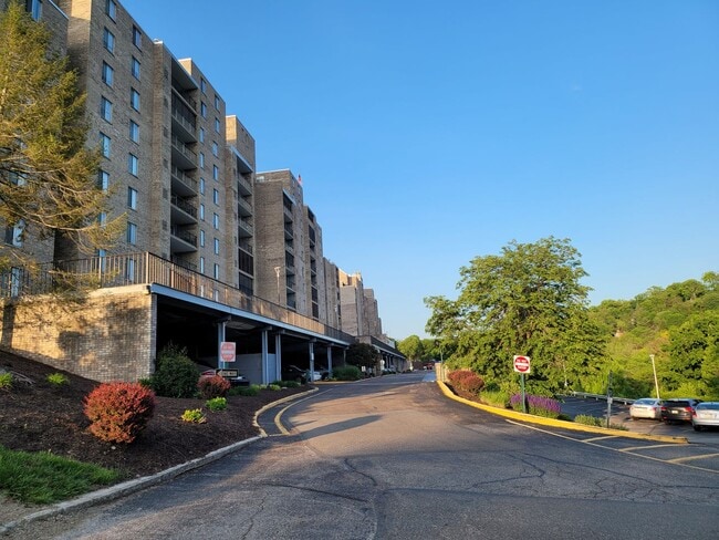 Building Photo - 2 Bedroom Condo - Greentree - Many Amenities!!