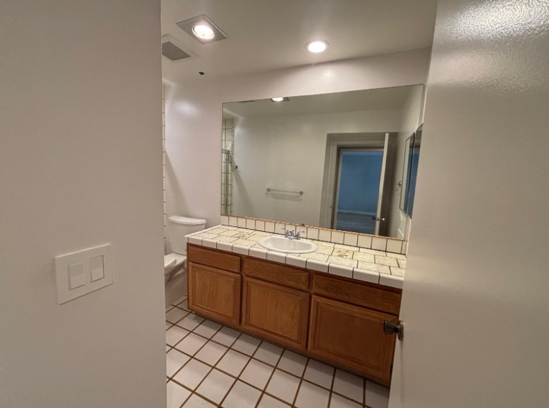 Building Photo - 12712 Moorpark St