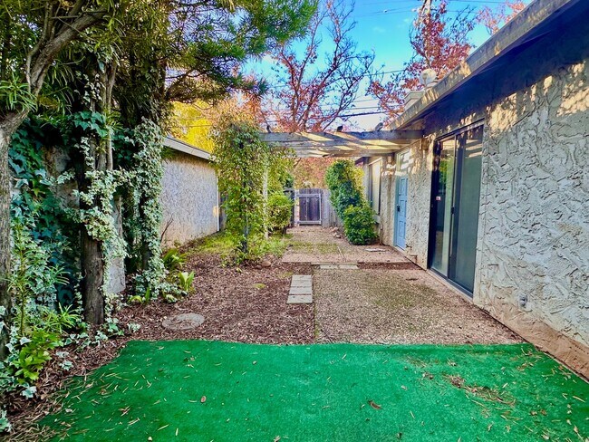 Building Photo - 1473 Manzanita Ave