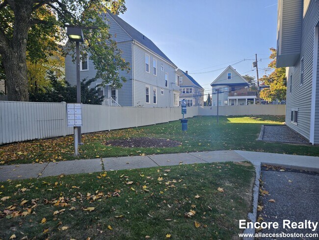 Building Photo - 150 N Beacon St