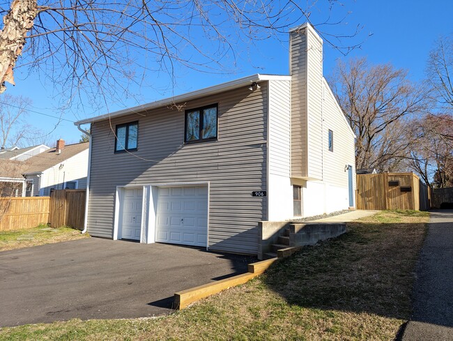 Primary Photo - 906 Jackson St