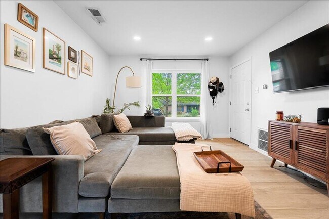 Building Photo - 1808 Forest Hill Dr