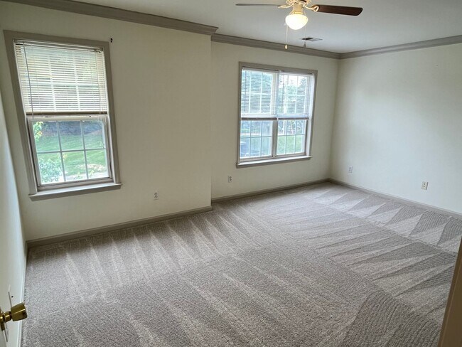 Building Photo - Refreshed 2 Bed Townhome in South Charlott...