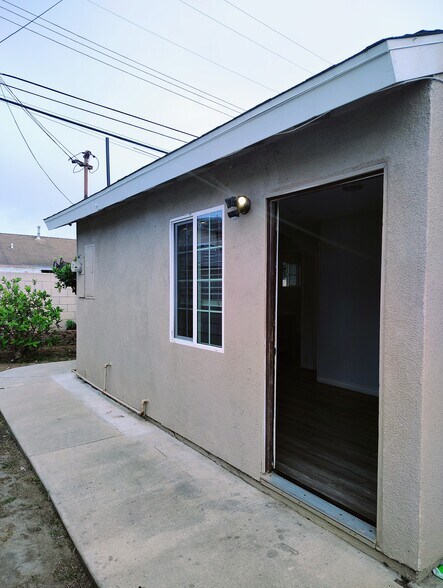 Building Photo - 3530 Las Tunas Pl