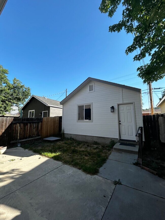 Building Photo - Charming 3-Bedroom home with 2 car garage in Prime Location