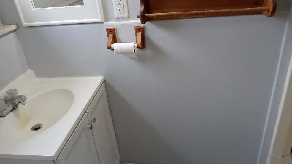 Building Photo - 430 S Holladay Dr