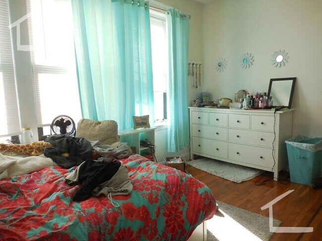 Building Photo - Renovated Apt great 4 Students & Working Pros!  2 Private Decks