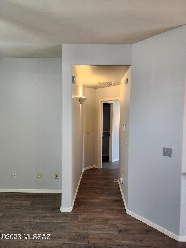 Building Photo - 5461 N Willow Thicket Way