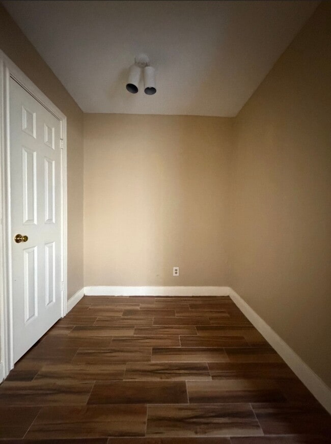 Building Photo - 1901 Brun St