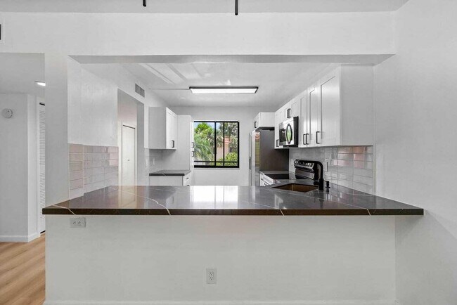 Building Photo - 341 Lakeview Dr