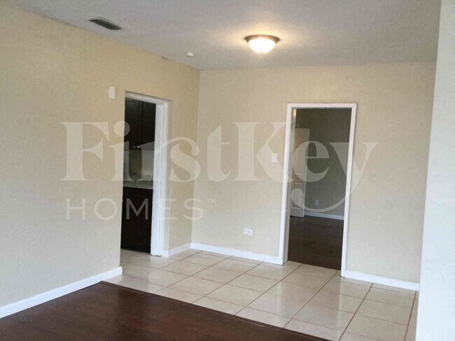 Building Photo - 1121 NW 23rd Terrace