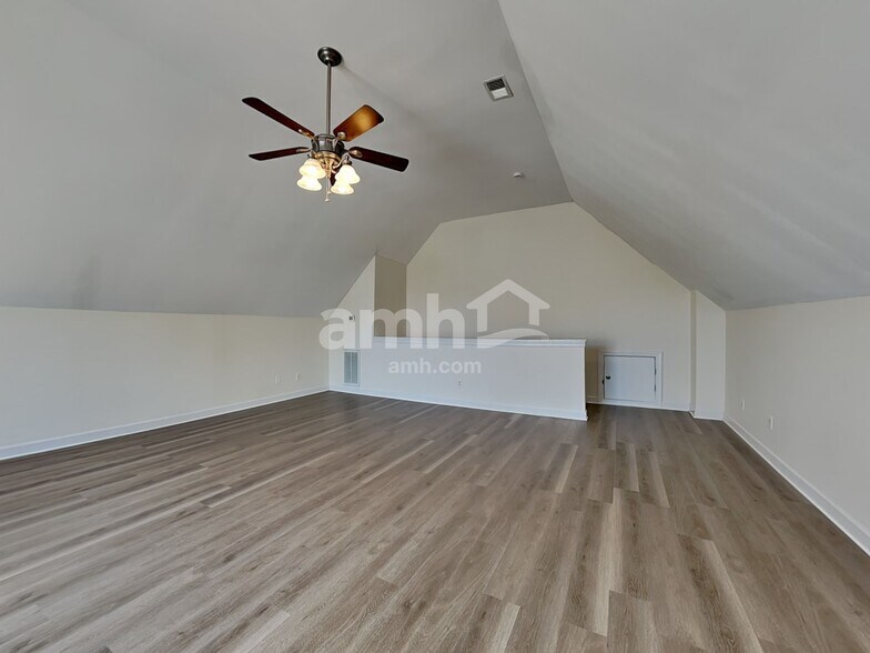 Building Photo - 560 Summit Way