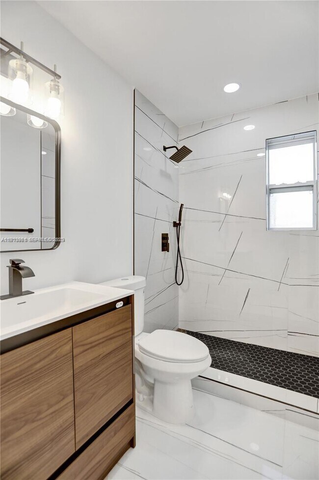 Building Photo - 708 N 20th Ave