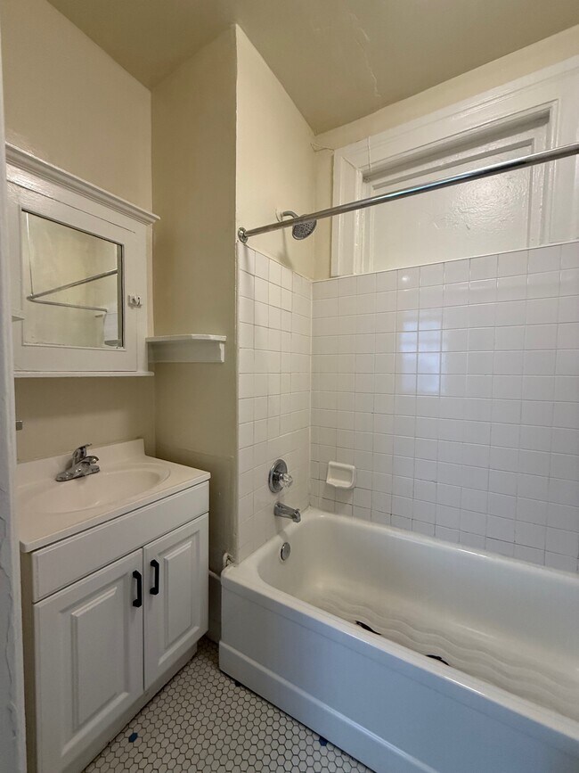 Building Photo - 696 Bush St