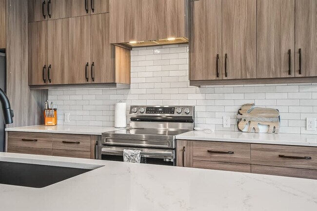 Building Photo - 1013 Yew Wood St