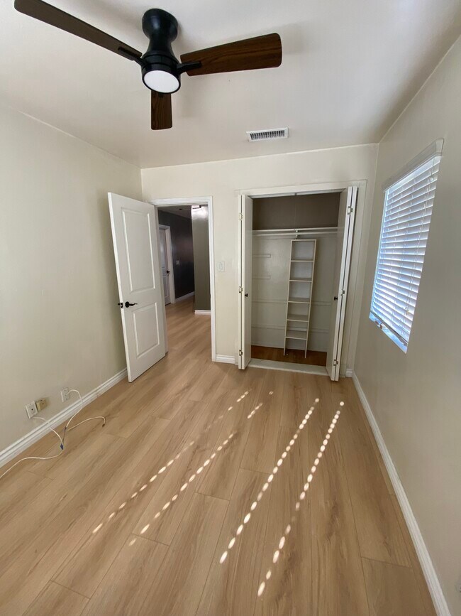 Building Photo - 10262 S Van Ness Ave