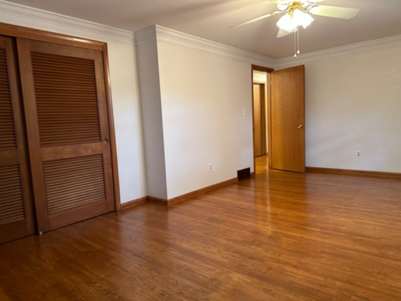 Building Photo - 170 N Brookfield Rd