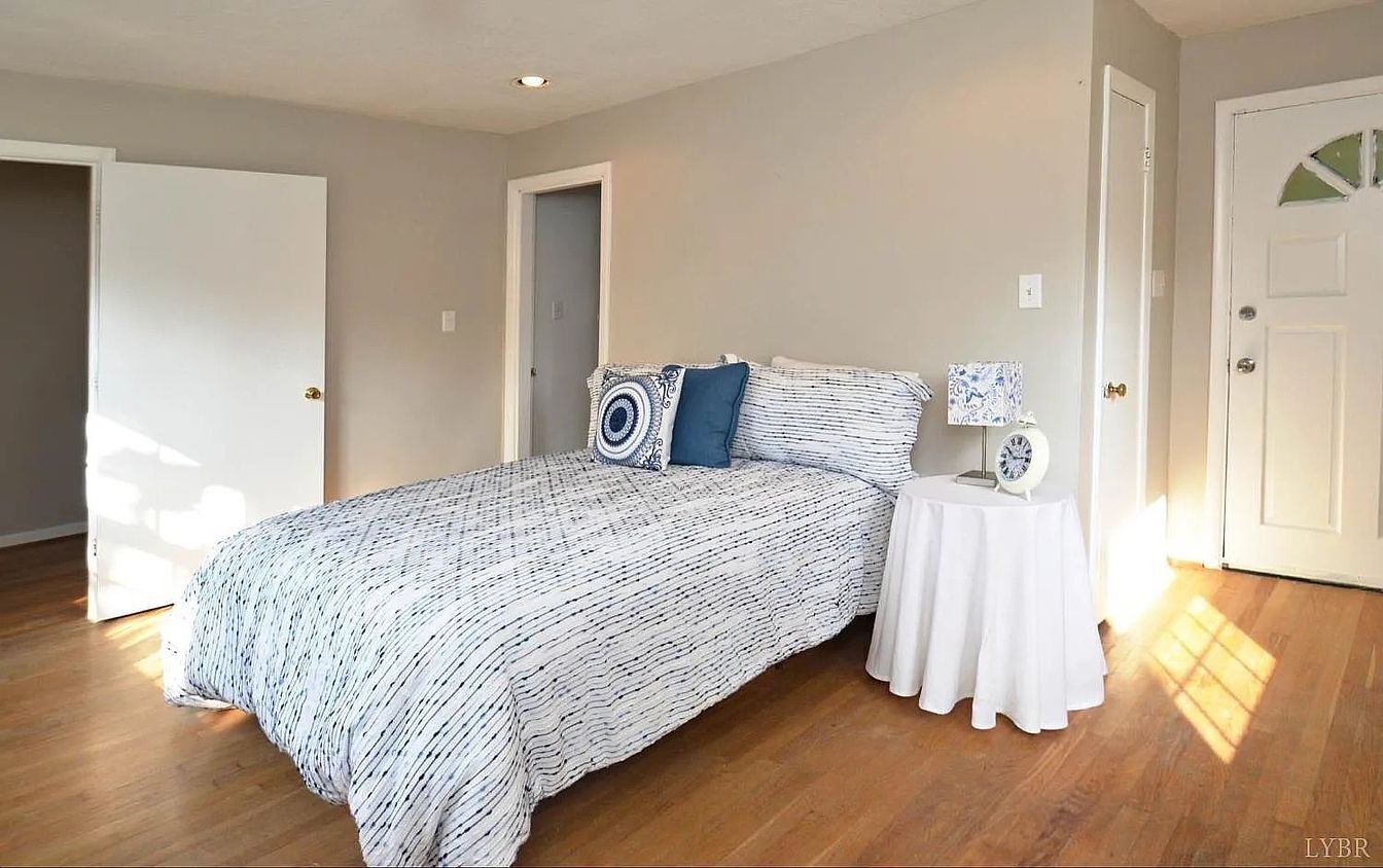 Master Bedroom - 4204 Tremont St