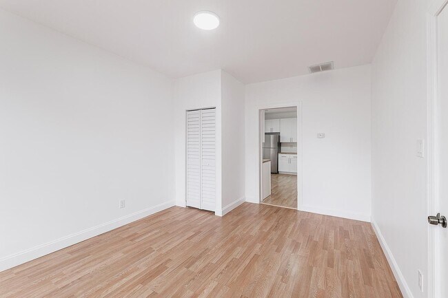 Building Photo - 1430 W Superior St