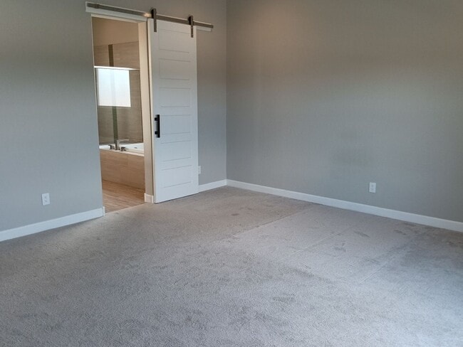 Building Photo - Stunning 4-bedroom, 3.5-bathroom home loca...