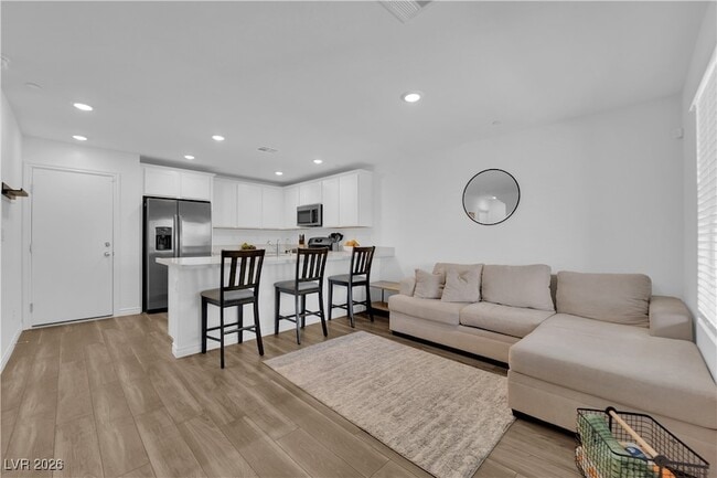 Building Photo - 6200 Foxes Dl St