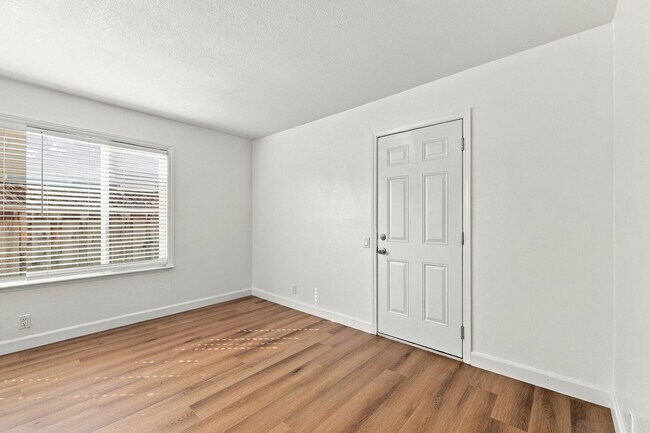 Building Photo - 560 Glenburry Way