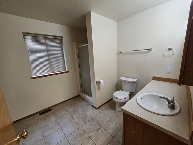 Building Photo - 3 Bedroom, 2 Bathroom House, Available Now!!!