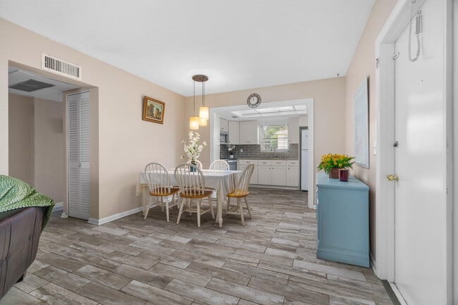 Building Photo - 410 NE 17th Ave