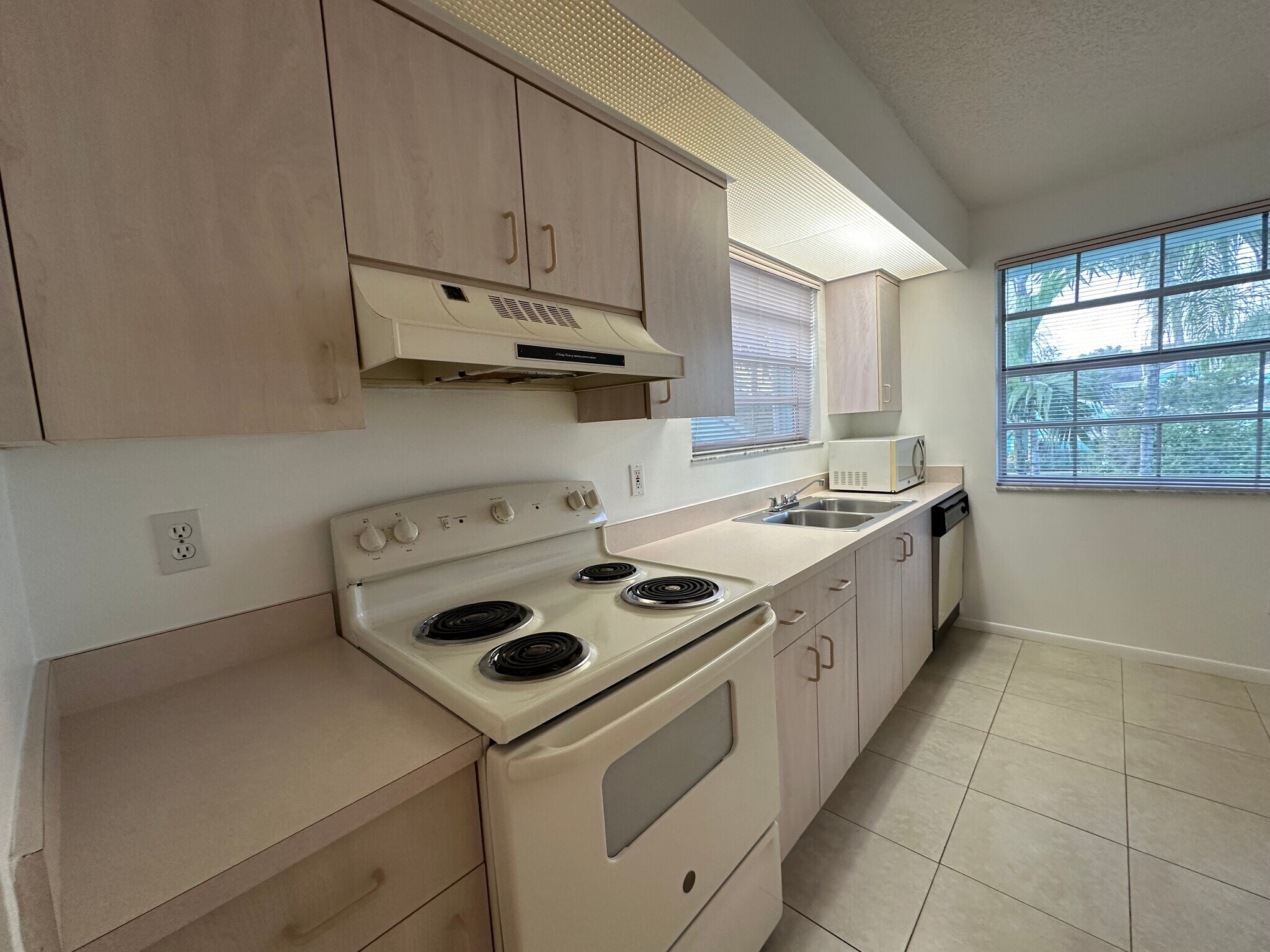 Building Photo - 2636 SE 20th Ct