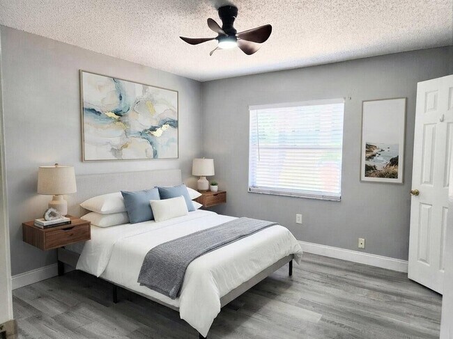Building Photo - 2015 Oleander Blvd
