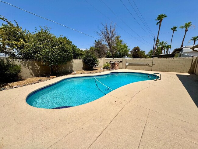 Building Photo - 8238 E Vista Dr