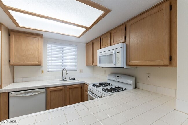 Building Photo - 7100 W Pirates Cove Rd