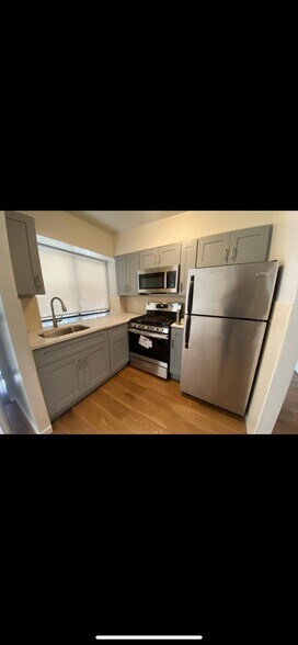 Building Photo - 73-26 Queens Midtown Expy