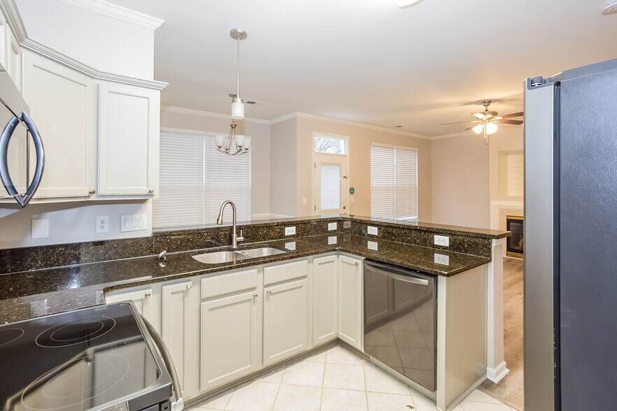 Building Photo - 5902 Shining Oak Ln