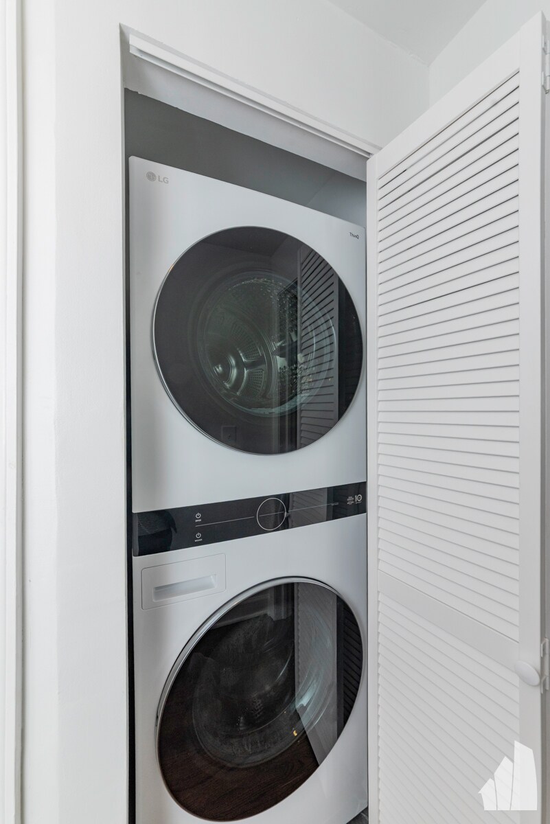 Building Photo - 1426 N Greenview Ave