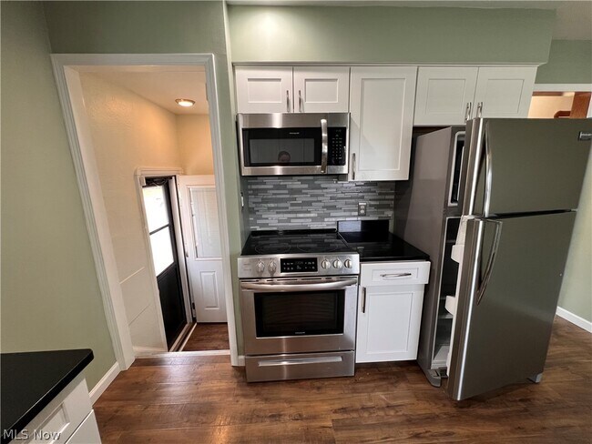 Building Photo - 3006 Torrington Ave