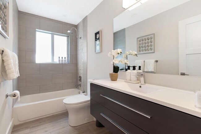 Building Photo - 5821 NE 14th Way