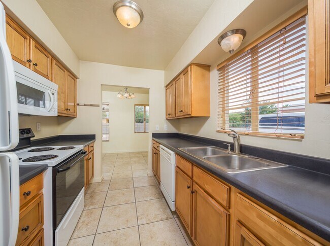 Building Photo - Great Central Location