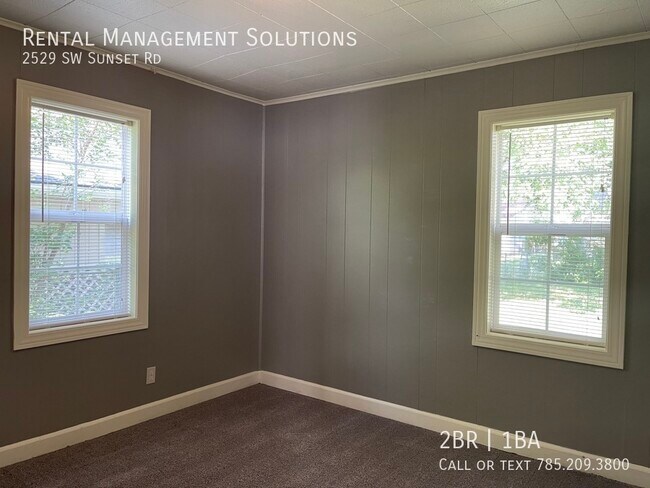 Building Photo - *RECENTLY UPDATED* 2529 SW Sunset Rd- 2 BE...