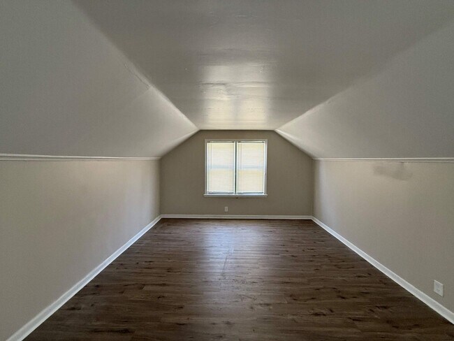 Building Photo - Renovated 3-Bedroom Home – We Welcome Sect...