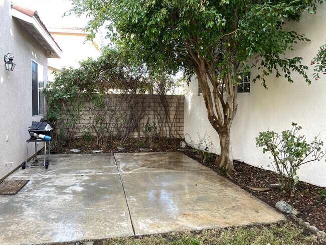 Building Photo - SPACIOUS PLACENTIA TOWNHOME