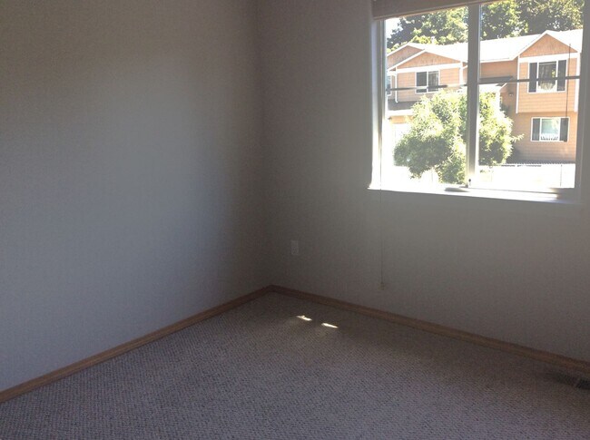 Building Photo - Charming 3 Bedroom Home - Available Now! Seatac area