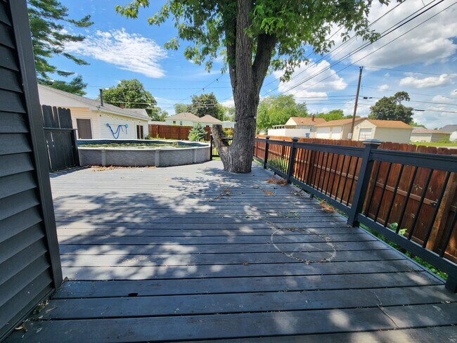 Building Photo - 4 Bedroom in East Moline  MUST SEE!!!