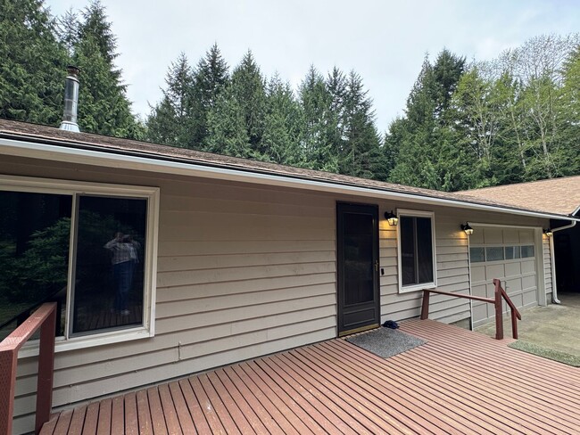 Building Photo - Cozy one story home on beautiful close to town acreage.