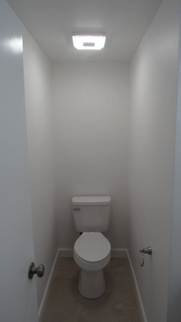 Building Photo - End-Unit 3BR 2.5BA Townhome w/ 2 Car Attached Garage