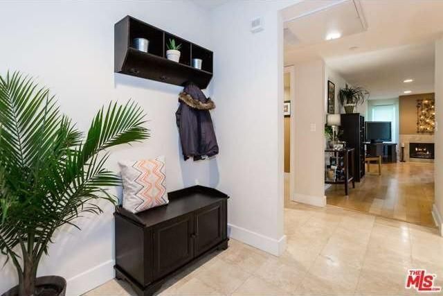 Entry way - 1951 N Beachwood Dr